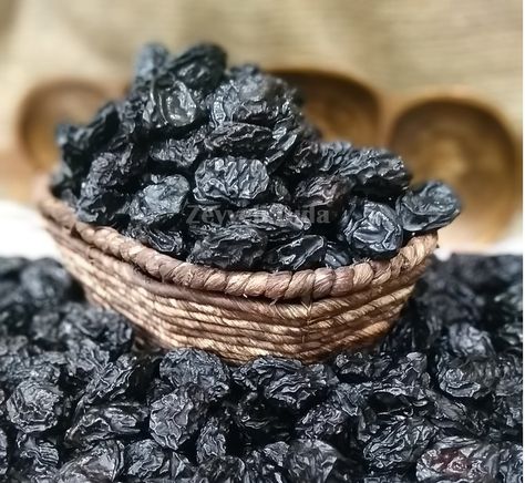 Black dried  grapes